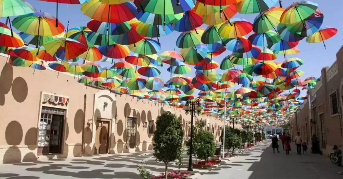 نمای کوچه مازاری‌های یزد با دیوارهای خشتی و معماری سنتی