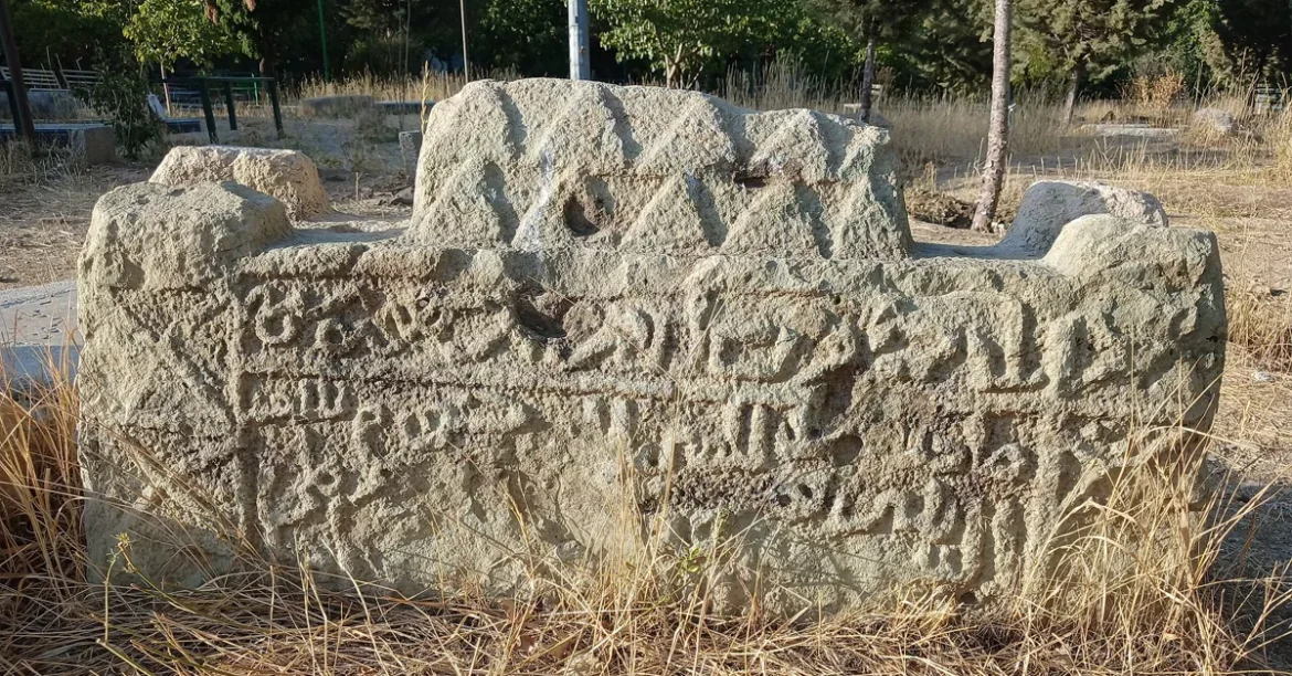 گورستان ارنگه به‌عنوان بخشی از تاریخ محلی منطقه