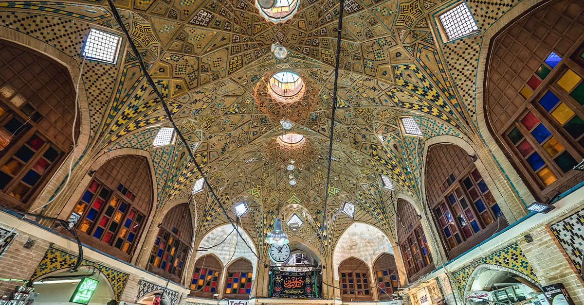 معماری تاریخی سقف‌ها و گذرهای بازار بزرگ تهران