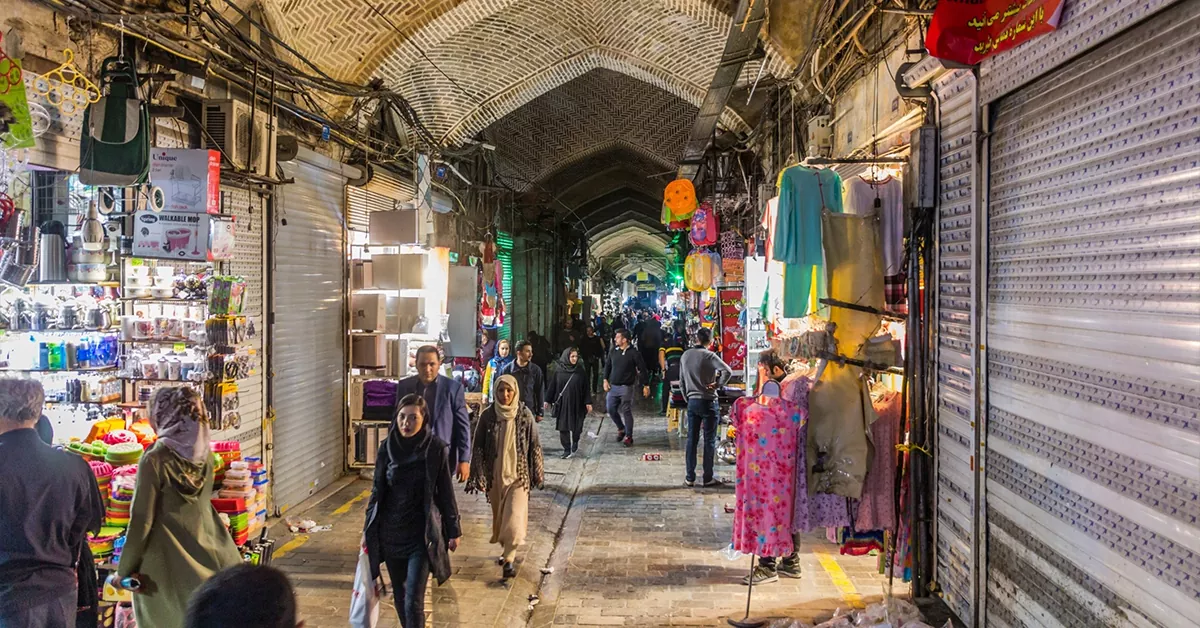 فضای داخلی بازار ۱۵ خرداد و مغازه‌ها