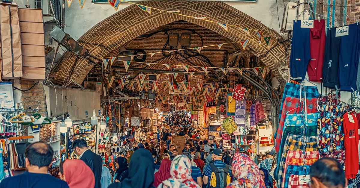 حضور مردم و گردشگران در بازار سنتی تهران