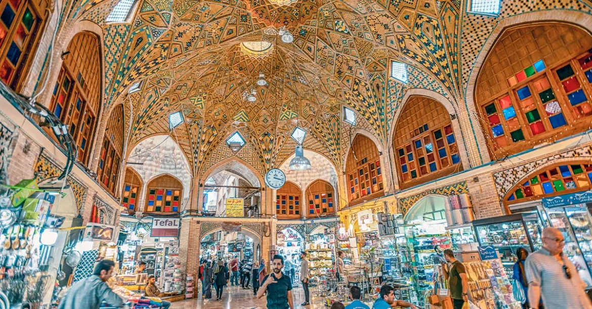 نمای کلی بازار بزرگ تهران و فضای سنتی آن