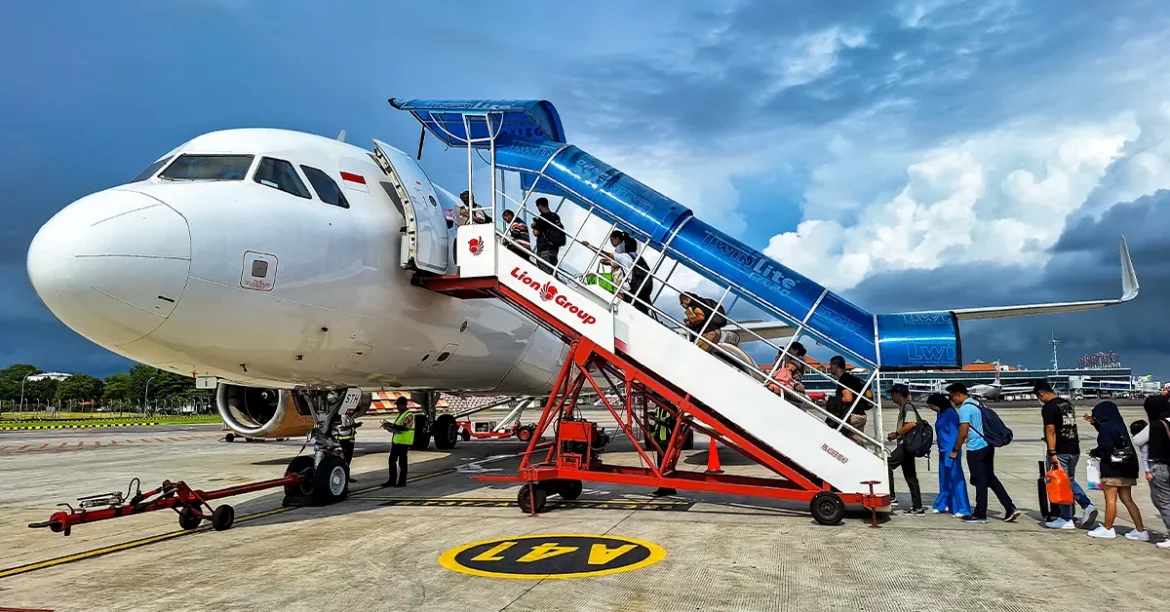 سوار شدن مسافران به هواپیما از گیت پرواز