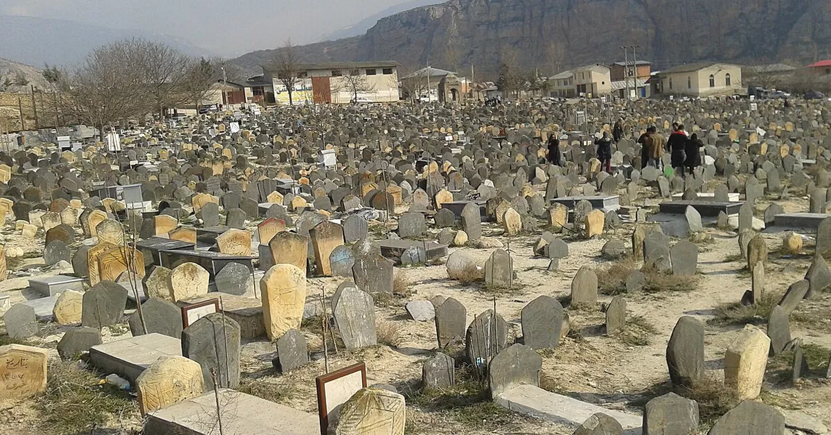 قبرستان سفید چاه مازندران - عجیب ترین مکان های ایران