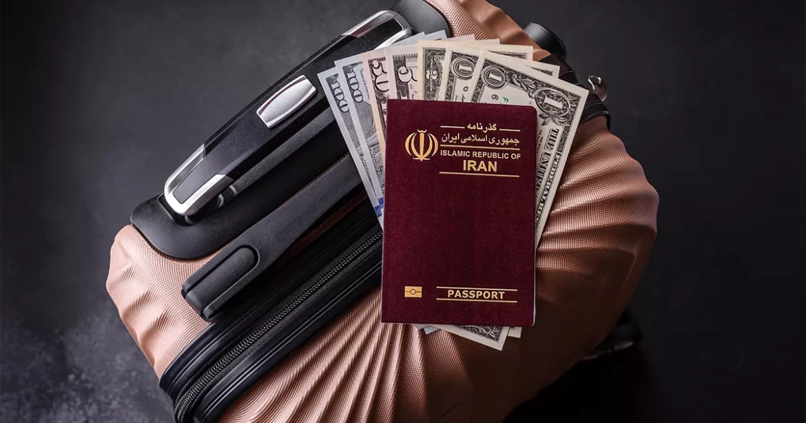 پاسپورت ایرانی و بلیت هواپیما همراه با افزایش هزینه سفر خارجی و عوارض خروج ۱۴۰۵